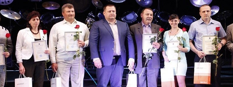 Борис Филатов наградил лучших сотрудников ЕВРАЗа