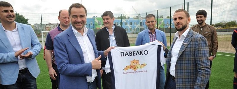 Президент ФФУ открыл в одной из школ Днепра новое футбольное поле