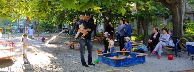 Опасное детство: на проспекте Хмельницкого аварийные площадки угрожают жизни малышей