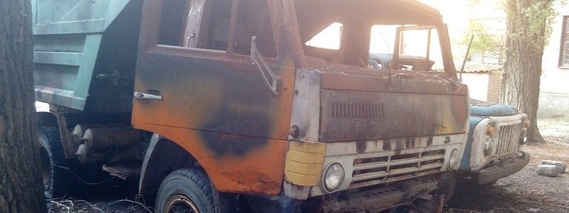 Пожар в Приднепровске: на территории лицея горели грузовики