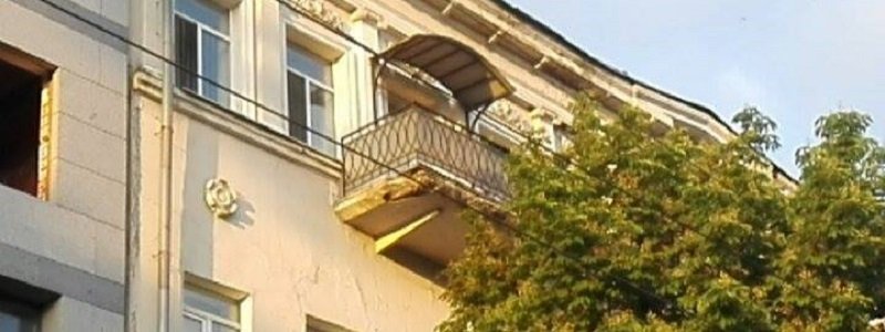 Береги голову: на проспекте Яворницкого отвалился кусок балкона