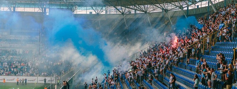 Дым, огонь и разъяренные фанаты: матч Днепр - Волынь отменили из-за беспорядков