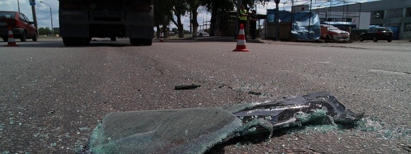 На Донецком шоссе Honda после столкновения с КамАЗом сбила женщину