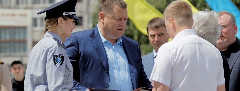 Борис Филатов вручил семье погибшей патрульной Ольги Макаренко ключи от новых квартир