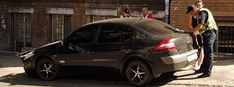 ДТП в центре Днепра: девушка на Renault не уступила дорогу Seat