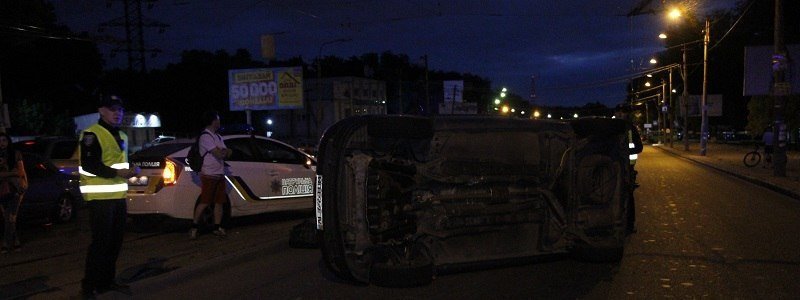 ДТП на проспекте Хмельницкого: перевернутый Renault, госпитализированный ребенок и разбитая Geely
