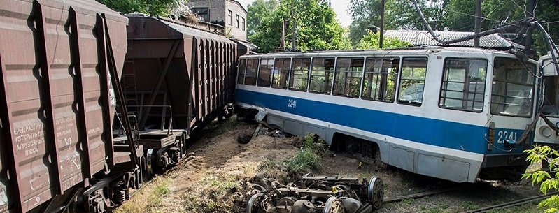 В Днепре поезд снес трамвай: есть погибший
