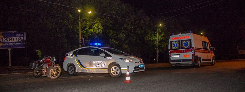 ДТП на проспекте Богдана Хмельницкого: мотоциклист врезался в патрульный Prius