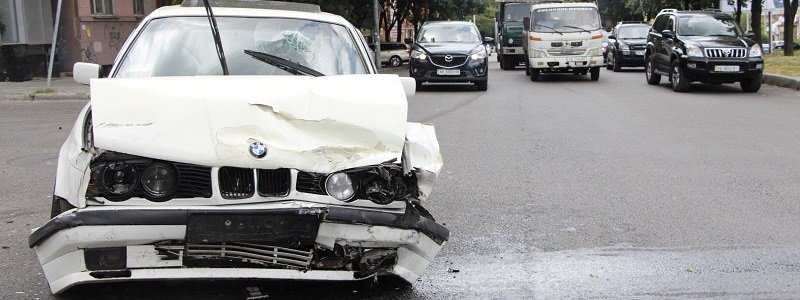 ДТП в центре Днепра: дорогу не поделили микроавтобус Mercedes и BMW