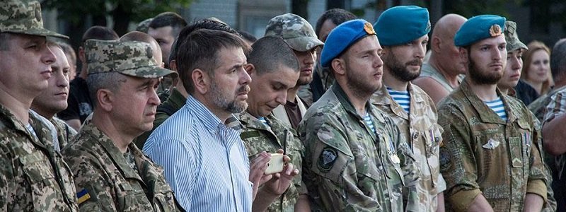Десантники не умирают, они уходят в небо: в Днепре почтили память погибших воинов Украины