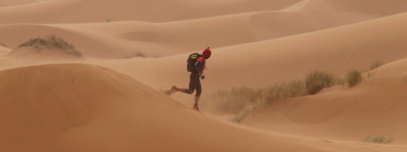 Ради больных детей парень из Днепра 13 часов бежал по Египетской пустыне