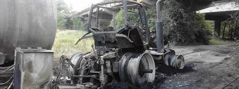 Экологический скандал под Днепром: трактор птицефабрики подожгли коктейлями Молотова