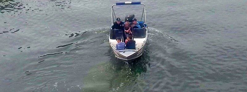 Допрыгались: четверо подростков плыли по Днепру на оторвавшемся пирсе