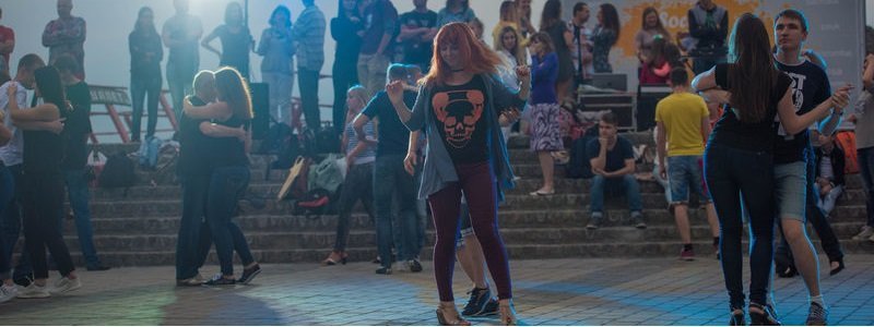 Общение на языке танца: жители Днепра устраивают на Набережной "социальные танцы"