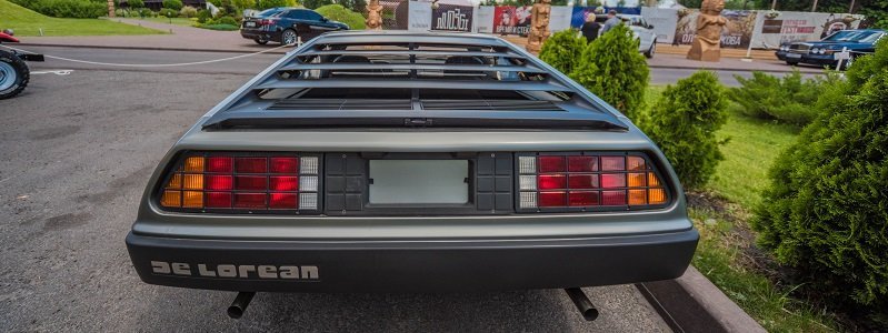 "Назад в будущее" в Днепре: известный автомобиль DeLorean снаружи и внутри