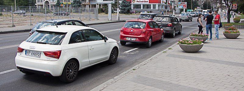 На Сичеславской Набережной столкнулись Audi, Seat и Mitsubishi: образовалась пробка