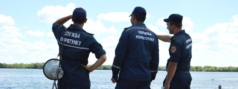 В Днепре спасатели и волонтеры напомнили горожанам о безопасности на воде