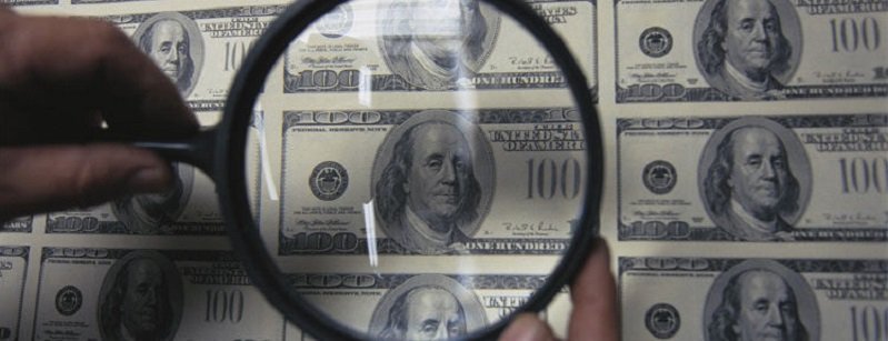 В центре Днепра в кассе банка мужчина пытался обменять фальшивые доллары