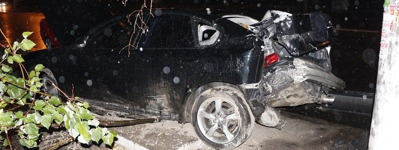 ДТП на Гагарина: Subaru из-за непогоды влетел в столб