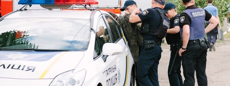 Под Днепром пьяный водитель задел полицейский Prius и врезался в частный дом