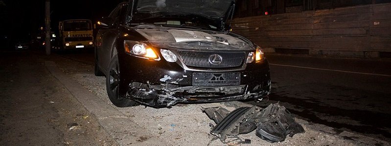 В центре Днепра водитель Lexus врезался в лежащее на дороге дерево