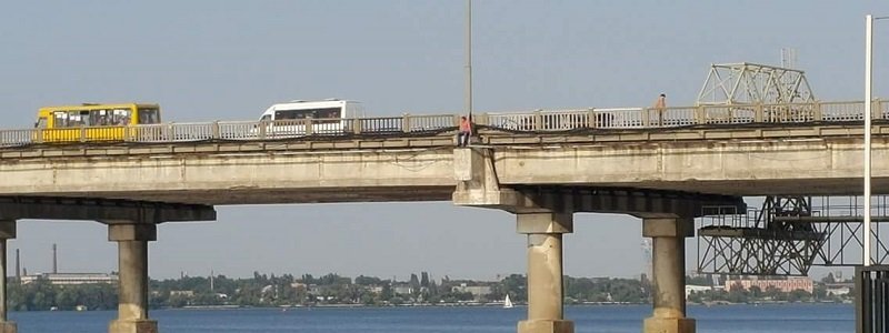 Сидел, свесив ноги: житель Днепра пытался спрыгнуть с Нового моста