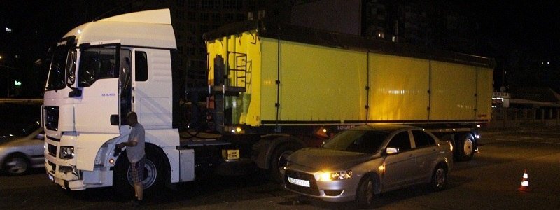 Ночное ДТП на Донецком шоссе: Mitsubishi въехал в грузовик MAN