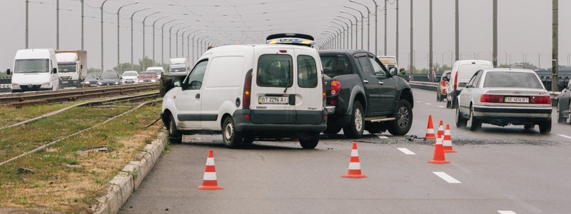 Мокрый асфальт и плохая видимость: на Кайдакском мосту столкнулись три автомобиля