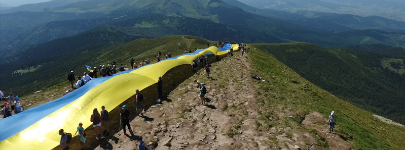 Новый рекорд: жители Днепра и Украины подняли самый большой флаг на Говерле