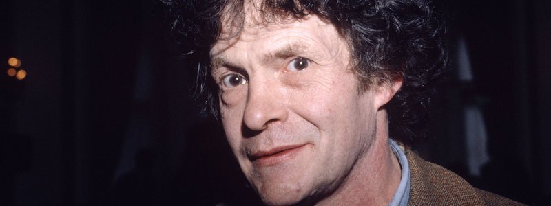 Умер британский поэт, актер и режиссер, снявшийся в "Основном инстинкте 2"