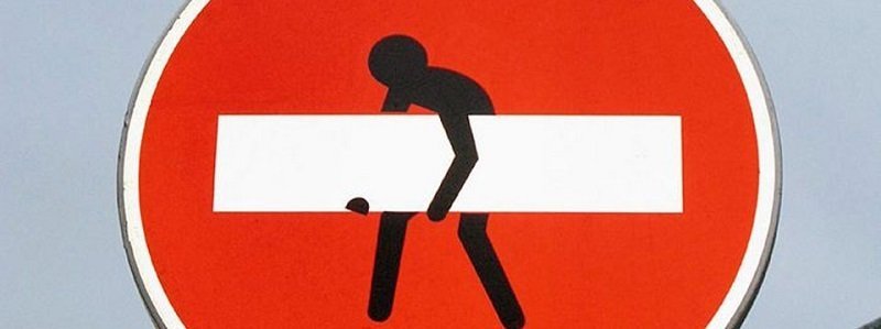 Жители Днепра закрашивают запрещающие знаки проезда и передвигаются "как удобно": комментарии полиции и почему никого не штрафуют