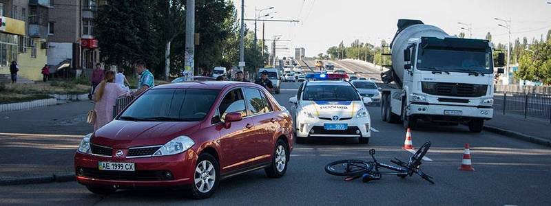 ДТП на Слобожанском проспекте: велосипедист столкнулся с автомобилем Nissan