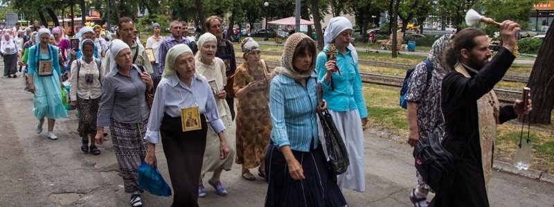 600 километров от Донбасса: по Днепру и области шествует Крестный ход
