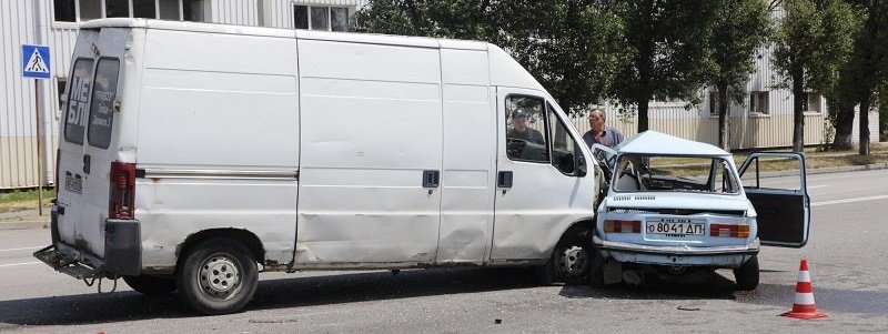 На Набережной микроавтобус Fiat въехал в "Запорожец": есть пострадавшие