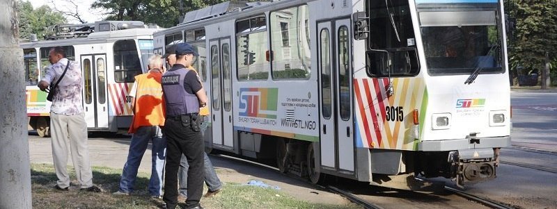 В центре Днепра пешеход попал под трамвай: мужчине перерезало ноги