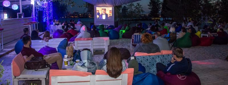 Традиция под открытым небом: на Воронцовском пляже показали фильм на свежем воздухе
