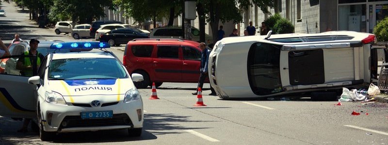 ДТП в центре Днепра: разбитый Renault и перевернутый Nissan