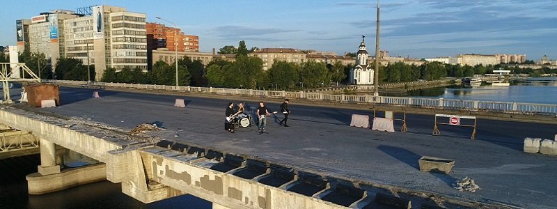 Гитары и барабаны на фоне стройки: что происходило на Новом мосту