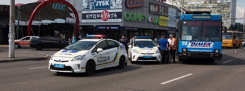 ДТП и огромная пробка на Слобожанском проспекте: столкнулись троллейбус и Renault