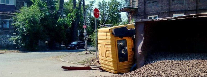 В ДТП на Орловской перевернулся грузовик со шлаком