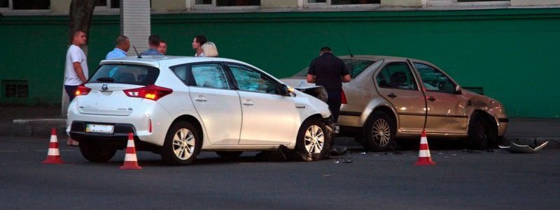 ДТП на Сичеславской Набережной: столкнулись Toyota и Volkswagen