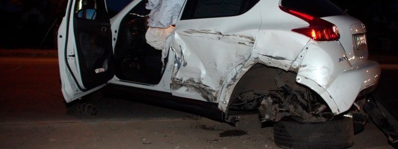 Авария из-за порезанного колеса: на Каруны столкнулись Peugeout и Nissan Juke