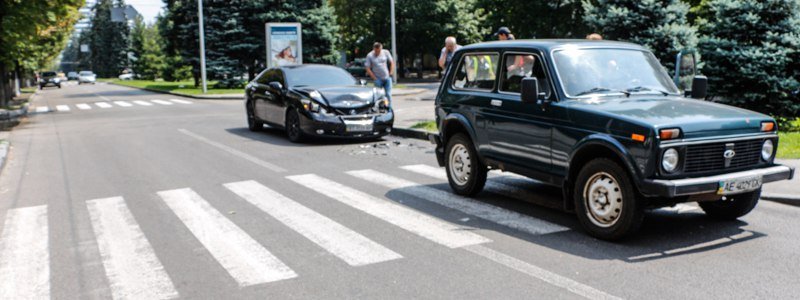 На Гагарина, пропуская пешеходов, Нива получила в "зад" от Lexus