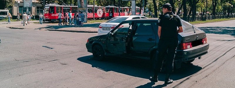 ДТП в центре Днепра: машину охранял полицейский с автоматом