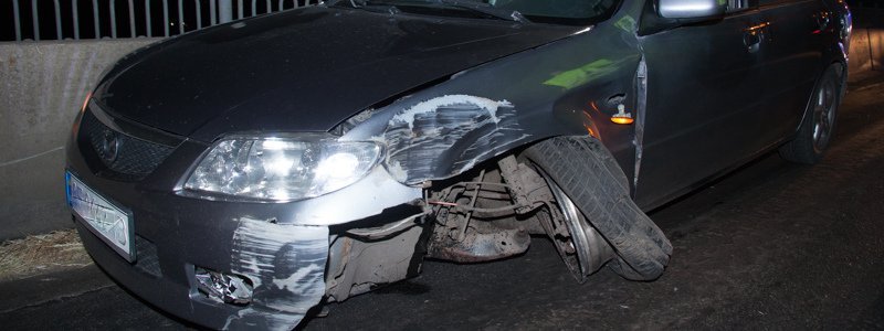 ДТП на Амурском мосту: Mazda врезалась в отбойник