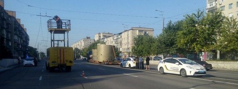 ДТП на Слобожанском проспекте: большегруз оборвал троллейбусные провода