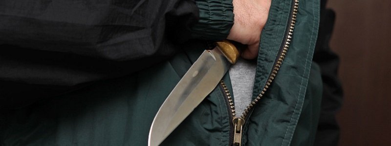 Дерзкое нападение: на Янтарной полуголый мужчина избил и порезал женщину ножом