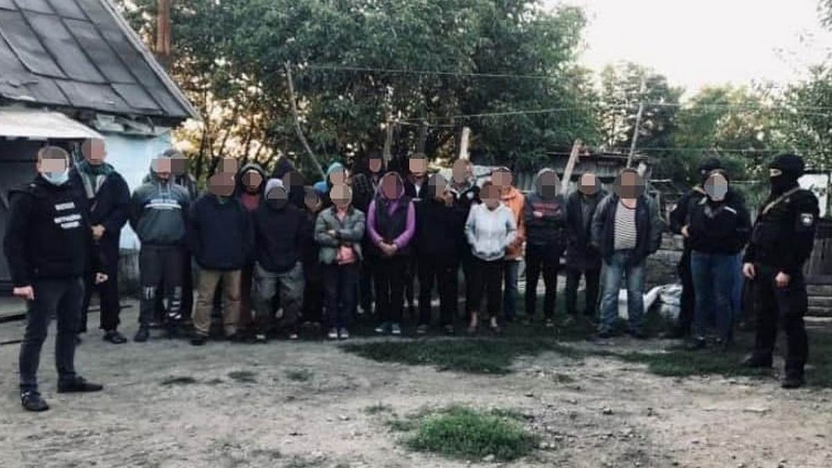 В Днепропетровской области преступная группировка держала 120 человек в трудовом рабстве: дело направили в суд