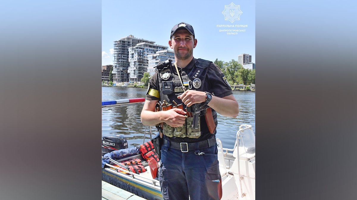 В Днепре водный патруль спас мужчину, который чуть не утонул у Центрального моста