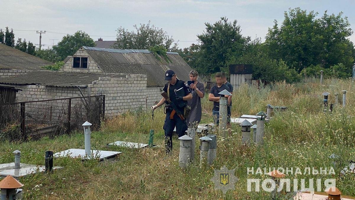 В Днепропетровской области мужчина зарезал своих гостей и бросил их в подъезде